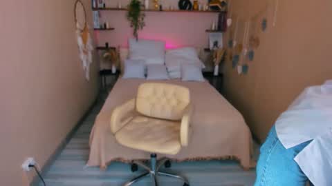 Snapshot of ana_mills chatting on 09/22/25, 10:28 Ana online show from 09/22/25, 10:28