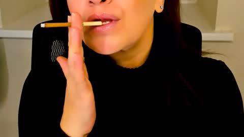 Snapshot of ana_mills chatting on 10/06/25, 03:31 Ana online show from 10/06/25, 03:31