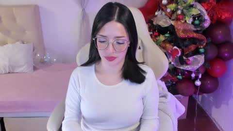 Snapshot of ana_ruuh chatting on 12/17/24, 12:23 Im anna but you can call me as you want online show from 12/17/24, 12:23