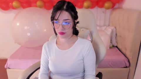 Snapshot of ana_ruuh chatting on 02/07/25, 04:35 Im anna but you can call me as you want online show from 02/07/25, 04:35