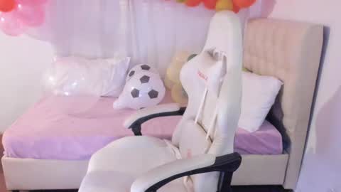 Snapshot of ana_ruuh chatting on 03/07/25, 02:15 Im anna but you can call me as you want online show from 03/07/25, 02:15