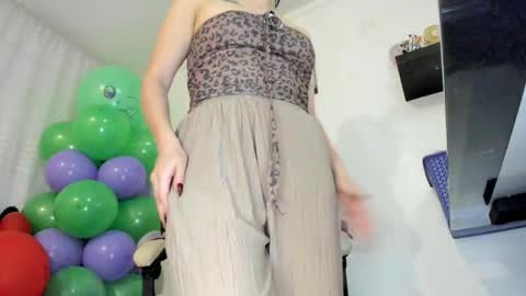 Snapshot of ana_ruuh chatting on 10/27/25, 10:47 Im anna but you can call me as you want online show from 10/27/25, 10:47