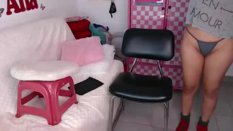 Snapshot of anabellered chatting on 11/19/25, 10:37 Ana online show from 11/19/25, 10:37