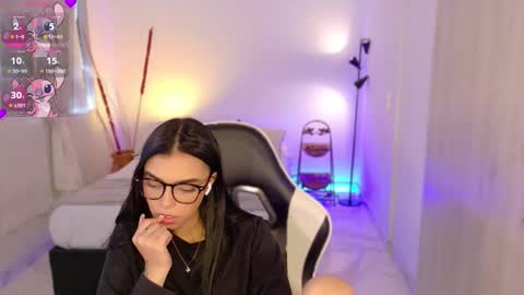 ANABEL WOLF  online show from 10/30/25, 04:08