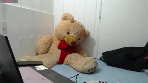 Snapshot of anahibrowns95 chatting on 12/04/25, 11:24 Anahi Browns online show from 12/04/25, 11:24