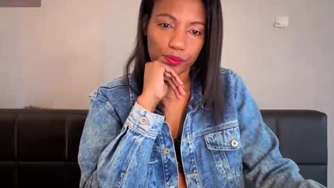 Snapshot of anamaar chatting on 10/15/25, 08:36 Ana online show from 10/15/25, 08:36