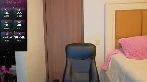 Snapshot of anamaar chatting on 10/31/25, 12:11 Ana online show from 10/31/25, 12:11