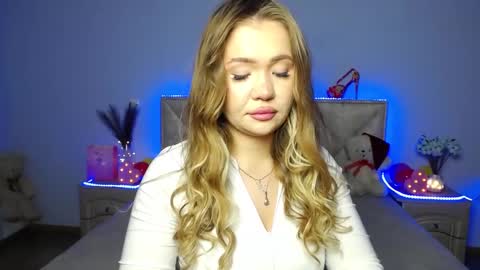 anastacyyellig online show from 01/18/25, 04:04