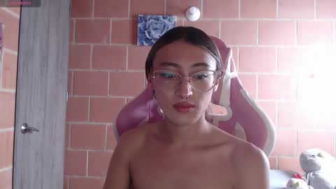 Snapshot of andrea_camila chatting on 09/28/25, 04:12 Andrea online show from 09/28/25, 04:12