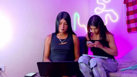 Snapshot of andrea_r_ chatting on 07/24/26, 04:54 andrea_r_ online show from 07/24/26, 04:54