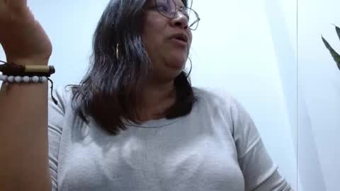 Snapshot of andrea_teacher chatting on 09/19/25, 11:27 Andrea Model trainer Luxury ST online show from 09/19/25, 11:27