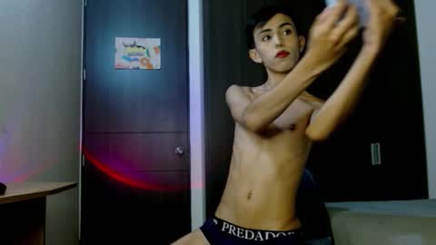 Snapshot of andreew_santana chatting on 10/15/25, 01:28 Andrew online show from 10/15/25, 01:28