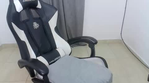 andres180950734 online show from 10/25/25, 11:29