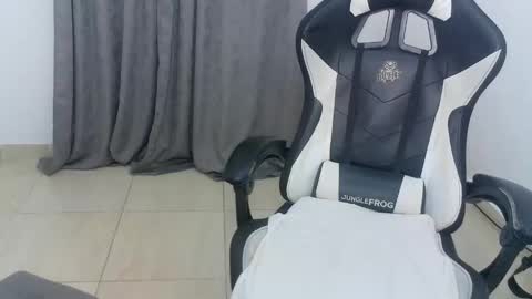 andres180950734 online show from 12/04/25, 10:46