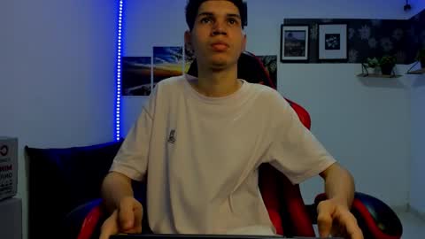 andrew_2811 online show from 10/25/25, 10:04