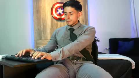 Snapshot of andrew_elliot chatting on 03/08/25, 03:17 Andrew online show from 03/08/25, 03:17