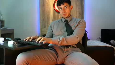 Snapshot of andrew_elliot chatting on 10/10/25, 02:43 Andrew online show from 10/10/25, 02:43