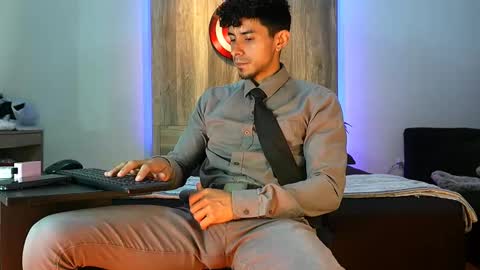 Snapshot of andrew_elliot chatting on 10/23/25, 03:17 Andrew online show from 10/23/25, 03:17