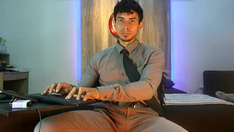 Snapshot of andrew_elliot chatting on 10/28/25, 01:53 Andrew online show from 10/28/25, 01:53