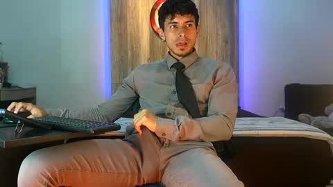 Snapshot of andrew_elliot chatting on 10/30/25, 01:07 Andrew online show from 10/30/25, 01:07