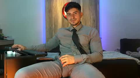 Snapshot of andrew_elliot chatting on 10/31/25, 03:07 Andrew online show from 10/31/25, 03:07