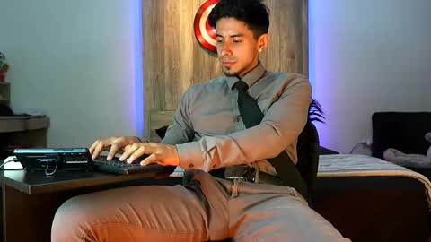 Snapshot of andrew_elliot chatting on 11/13/25, 03:27 Andrew online show from 11/13/25, 03:27