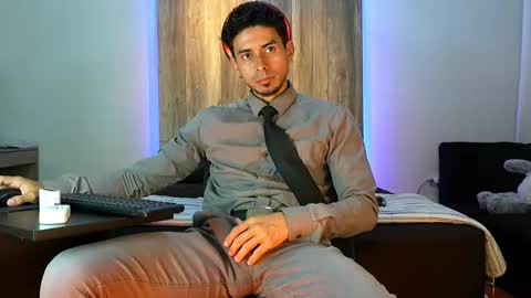 Snapshot of andrew_elliot chatting on 11/16/25, 08:31 Andrew online show from 11/16/25, 08:31