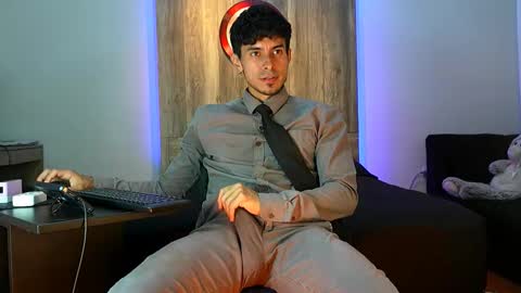 Snapshot of andrew_elliot chatting on 11/25/25, 02:44 Andrew online show from 11/25/25, 02:44