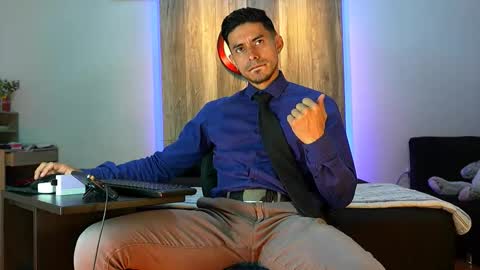 Snapshot of andrew_elliot chatting on 12/04/25, 02:43 Andrew online show from 12/04/25, 02:43