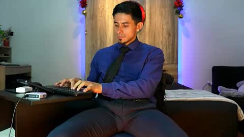 Snapshot of andrew_elliot chatting on 12/16/25, 02:05 Andrew online show from 12/16/25, 02:05