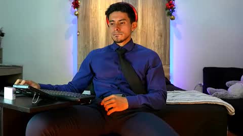 Snapshot of andrew_elliot chatting on 12/18/25, 05:46 Andrew online show from 12/18/25, 05:46