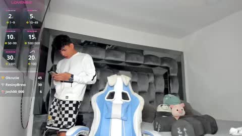 Snapshot of andrew_twink18 chatting on 02/26/25, 05:31 Andrew M. online show from 02/26/25, 05:31