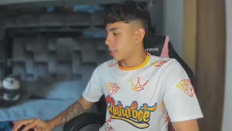 Snapshot of andrew_twink18 chatting on 09/08/25, 10:53 Andrew M. online show from 09/08/25, 10:53