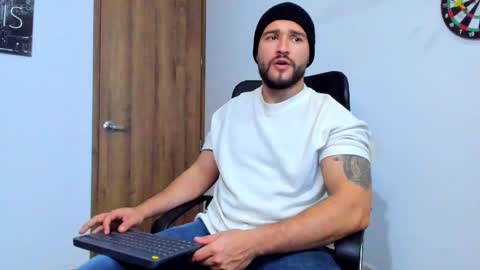 Snapshot of andrewdiaz_ chatting on 10/11/25, 04:22 Andrew Diaz online show from 10/11/25, 04:22