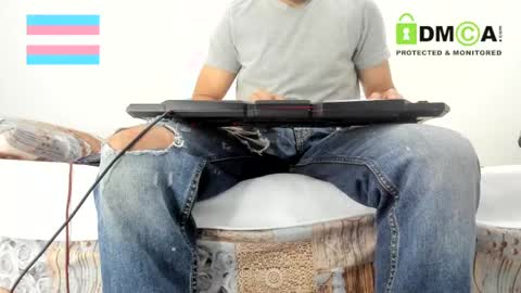 Snapshot of androgynous_love chatting on 02/16/25, 12:32 hugeclit online show from 02/16/25, 12:32