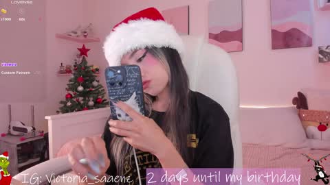 Snapshot of andromeedaa_ chatting on 12/11/24, 01:39 Victoria Senz online show from 12/11/24, 01:39