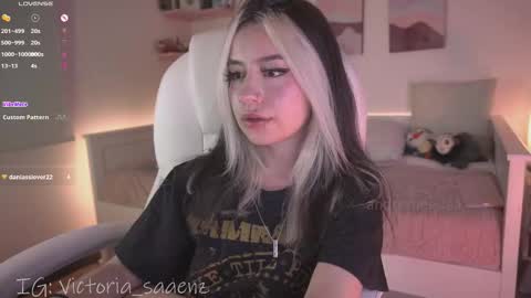 Snapshot of andromeedaa_ chatting on 10/27/25, 09:30 Victoria Senz online show from 10/27/25, 09:30