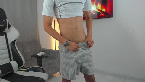 andy_bigcock01 online show from 12/18/24, 03:58