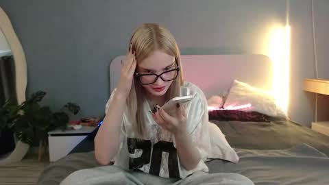 Snapshot of angel_share chatting on 05/27/26, 12:51 Angela online show from 05/27/26, 12:51