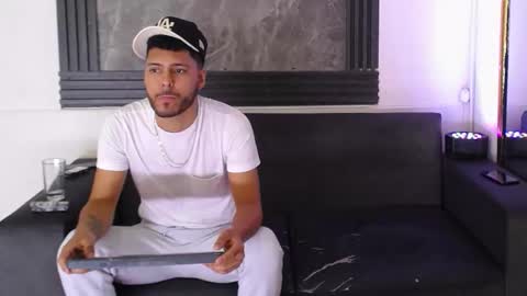 Snapshot of angel_villareal_ chatting on 02/14/26, 05:15 angel_villareal_ online show from 02/14/26, 05:15