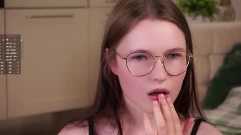 Snapshot of angelabalay chatting on 09/11/25, 12:49 Mary online show from 09/11/25, 12:49