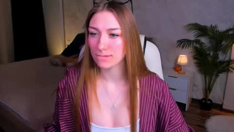 Snapshot of angelanabelle chatting on 12/17/25, 02:01 angelanabelle online show from 12/17/25, 02:01