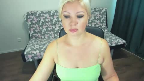 Snapshot of angelaroberti2 chatting on 11/08/25, 11:43 glow online show from 11/08/25, 11:43