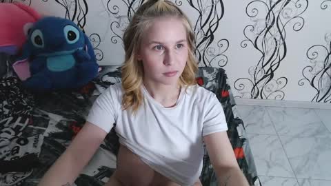 Snapshot of angelaroyy chatting on 04/08/26, 06:57 Angela online show from 04/08/26, 06:57