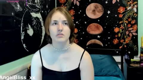 Snapshot of angelbliss_xx chatting on 11/22/25, 04:17 Angel online show from 11/22/25, 04:17