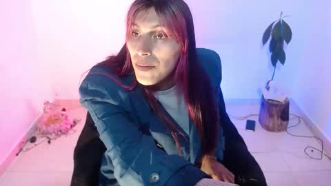 Snapshot of angele_johnson chatting on 11/18/25, 05:01 angele online show from 11/18/25, 05:01