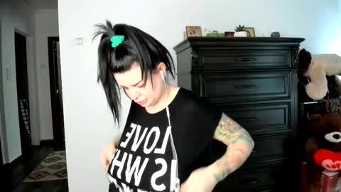 Angelina online show from 11/19/25, 08:47