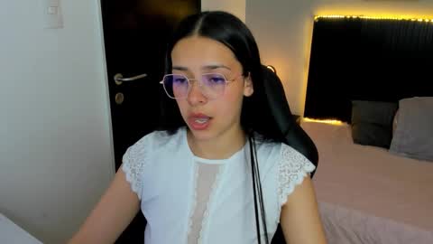 Snapshot of angeline_davies chatting on 10/22/25, 04:02 angeline_davies online show from 10/22/25, 04:02