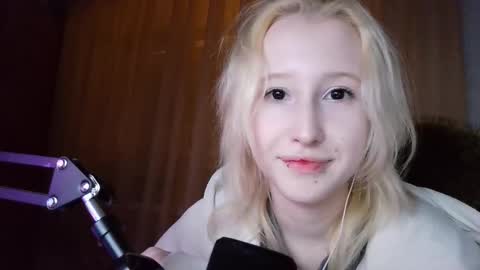 Snapshot of angelkortright chatting on 12/18/25, 05:52 Marry online show from 12/18/25, 05:52