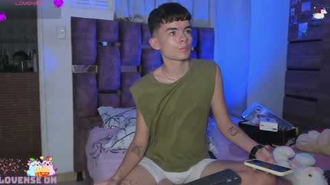 Snapshot of angelocute_ chatting on 01/25/25, 10:39 Angelo I work from home this is my room online show from 01/25/25, 10:39